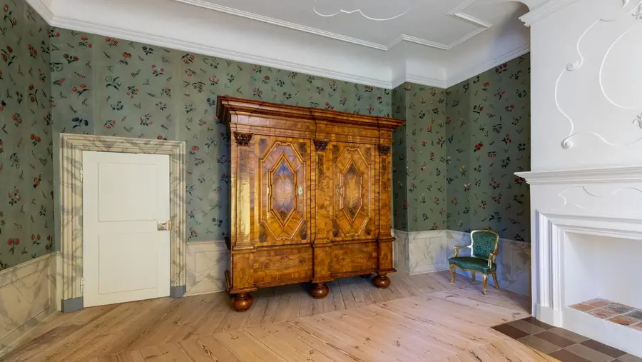The_Scattered_Flowers_Room_in_Mirow_Castle_TMV-Tiemann.jpg