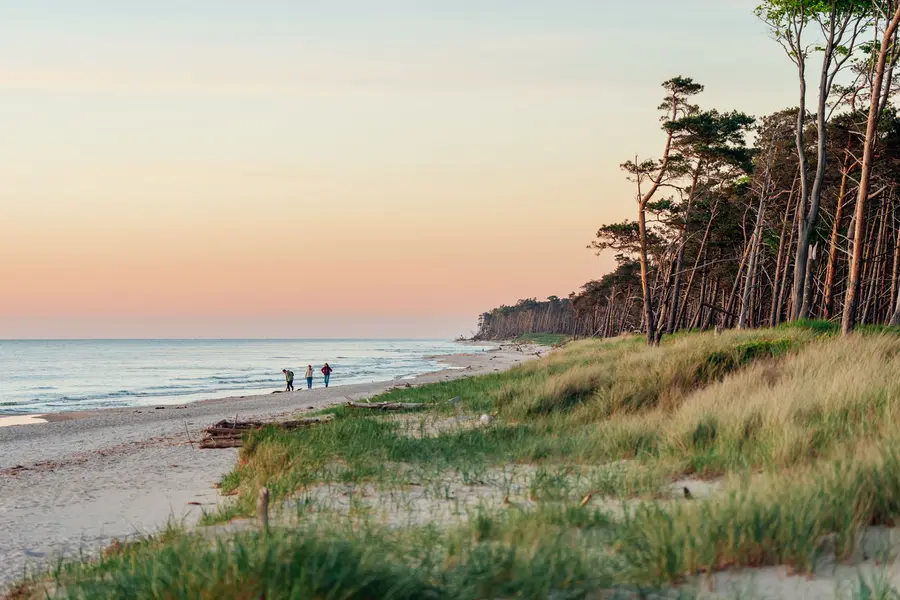 Spazieren und entspannen zum Sonnenuntergang am Weststrand auf dem Darß
