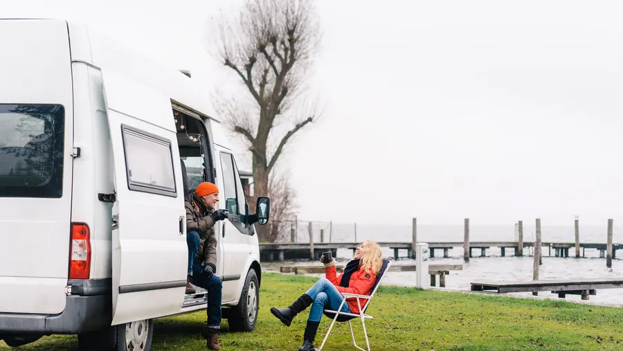 Paar_am_Camping_auf_dem_Wohnmobilstellplatz_am_See_im_Winter_TMV-Gross.jpg